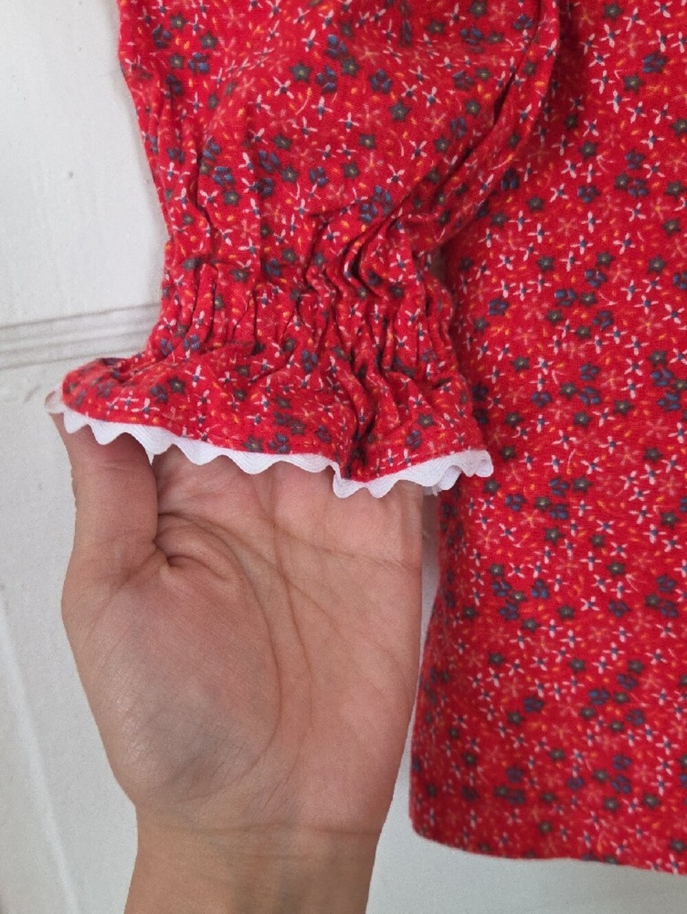Red Floral Puff-Sleeve Girls' Blouse - Picture 5 of 6